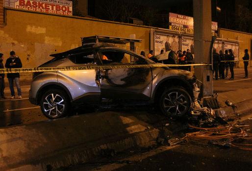 Direğe çarpan otomobilde 2 kişi yanarak can verdi