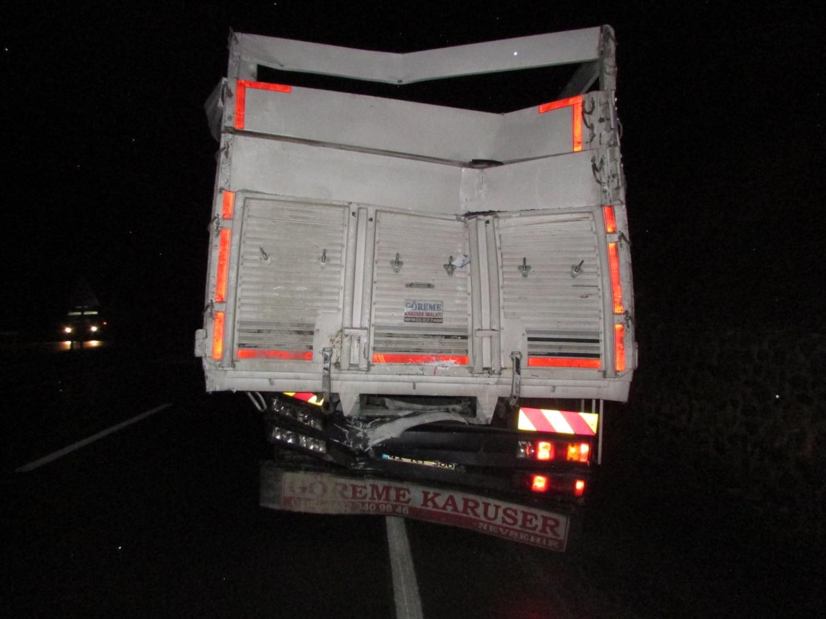 Afyon'da otobüs kamyona çarptı: 13 yaralı