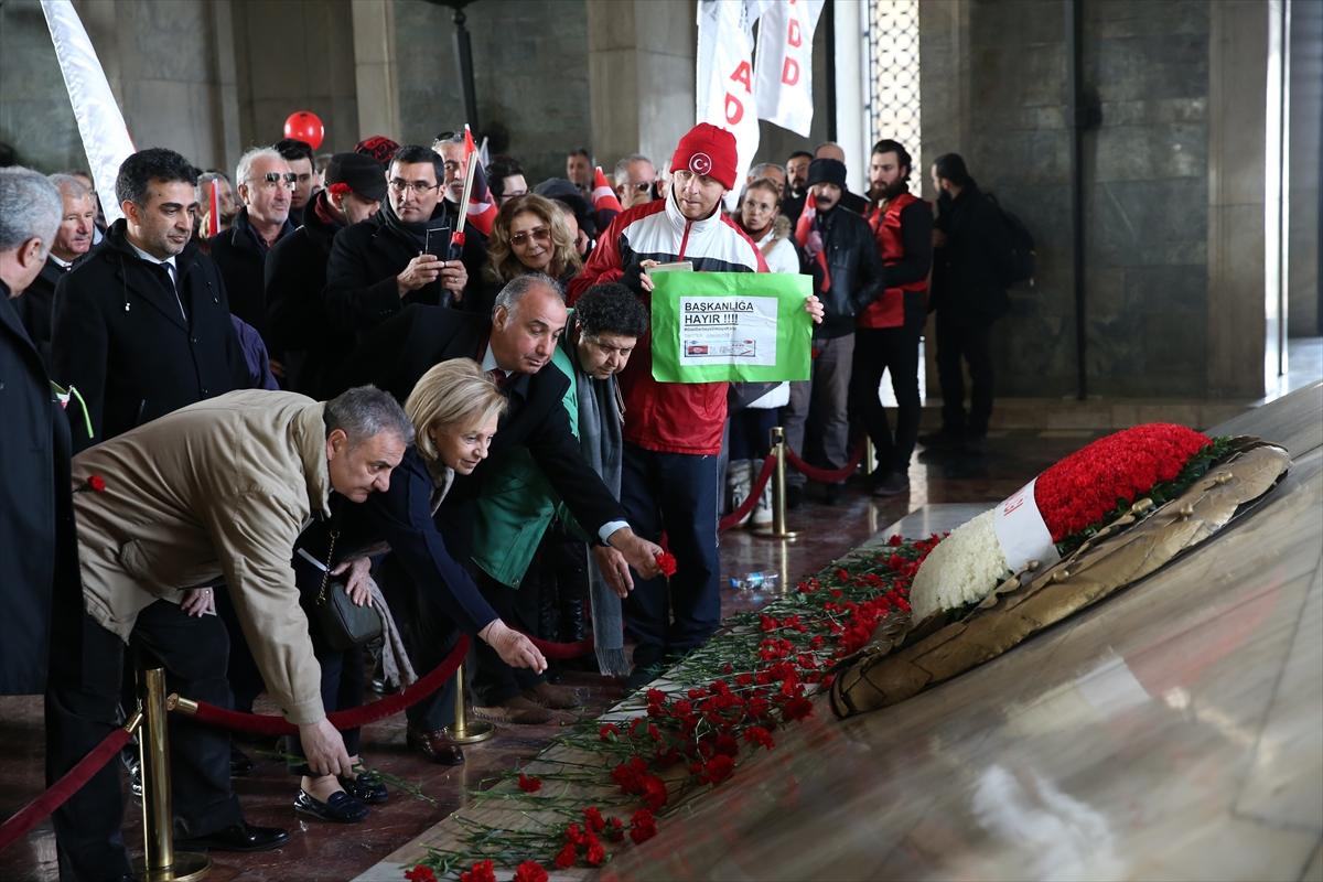 Anıtkabir'de başkanlık protestosu