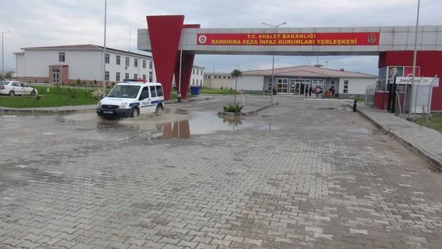 FETÖ tutuklularına mesaj iletmek isterken yakalandılar