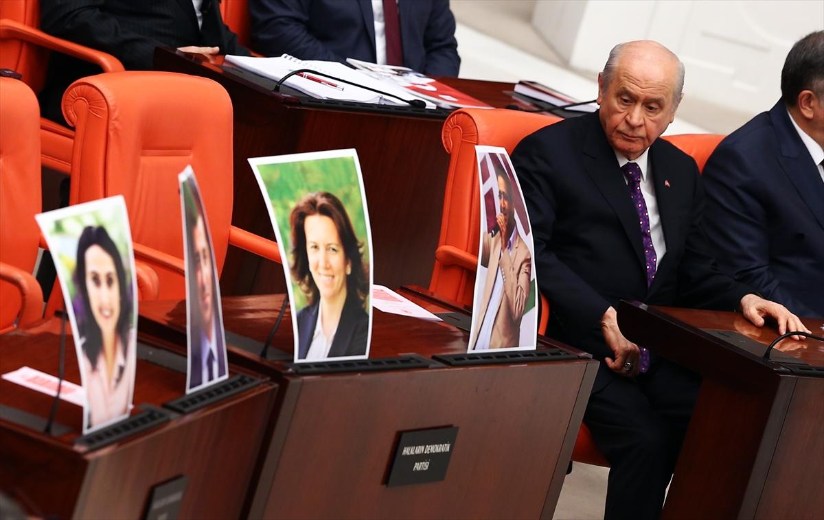 Bahçeli'nin HDP sıralarına bakışı