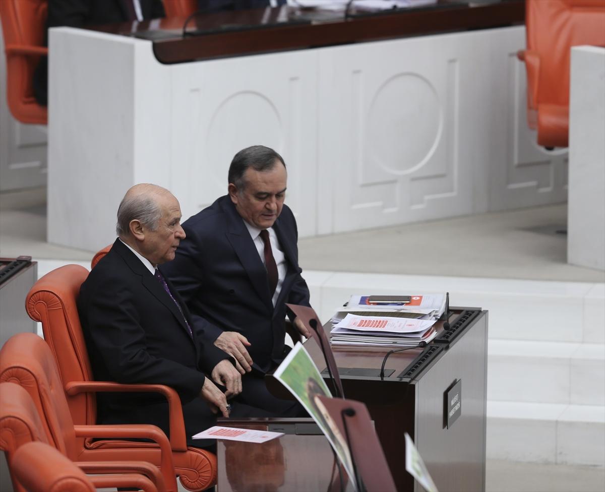 Bahçeli'nin HDP sıralarına bakışı