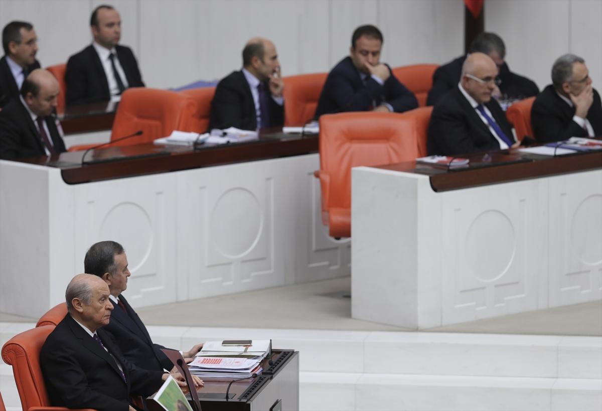 Bahçeli'nin HDP sıralarına bakışı