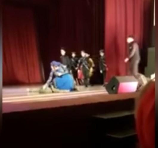Çeçen dansçı sahnede hayatını kaybetti