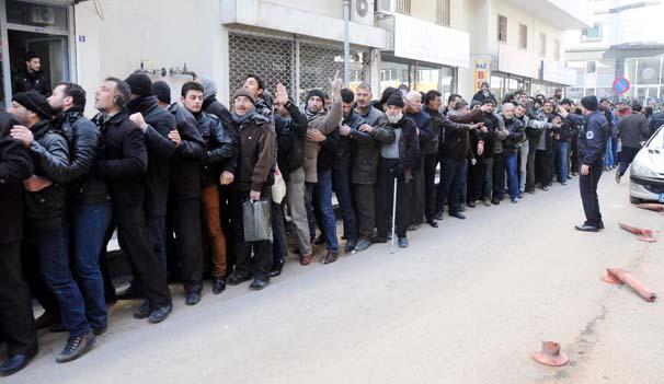 Suriyelilerin yardım ödeneği izdihamı