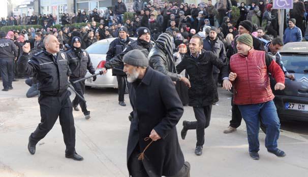 Suriyelilerin yardım ödeneği izdihamı