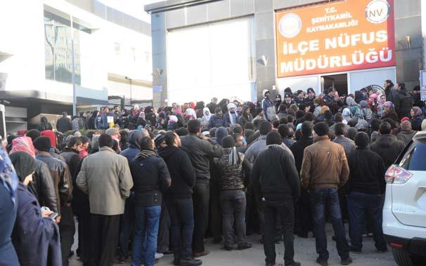 Suriyelilerin yardım ödeneği izdihamı