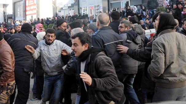 Suriyelilerin yardım ödeneği izdihamı