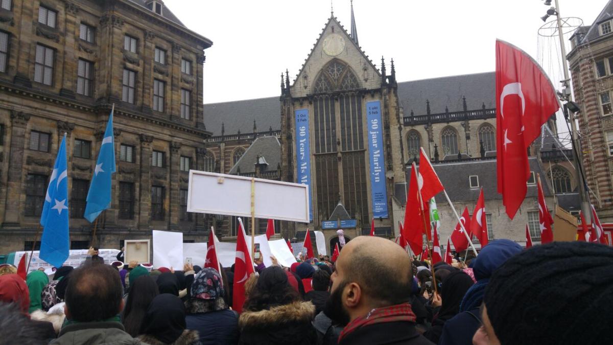 Avrupalı Türklerden Amsterdam'da Halep protestosu