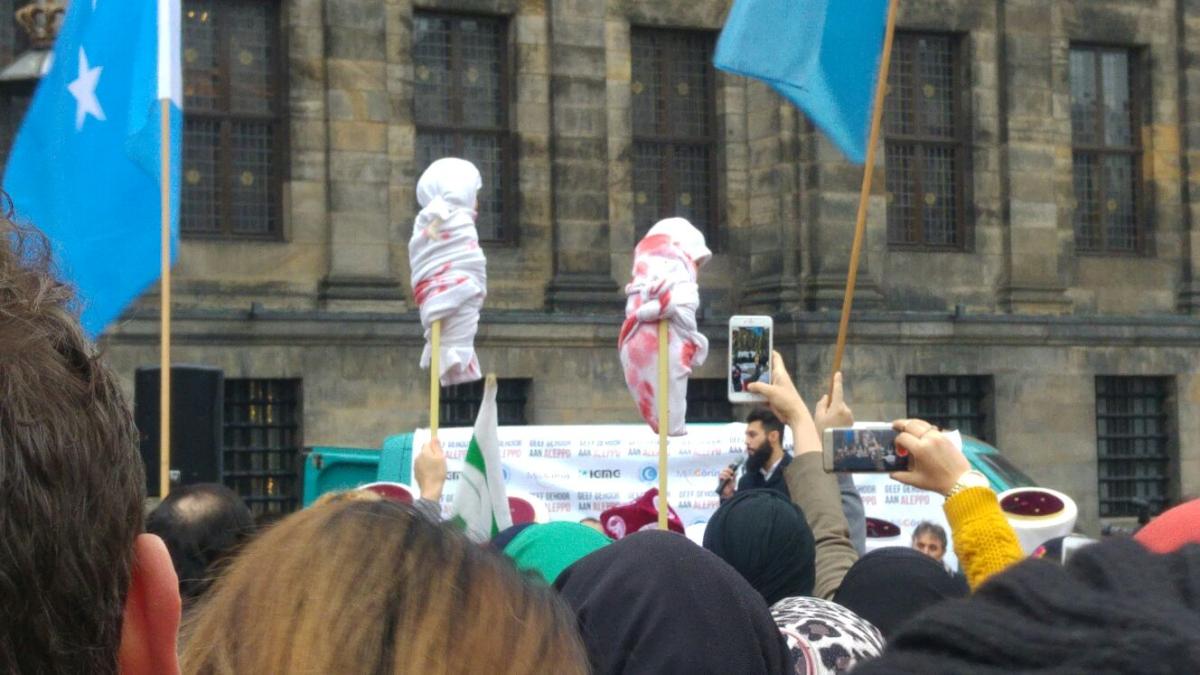 Avrupalı Türklerden Amsterdam'da Halep protestosu