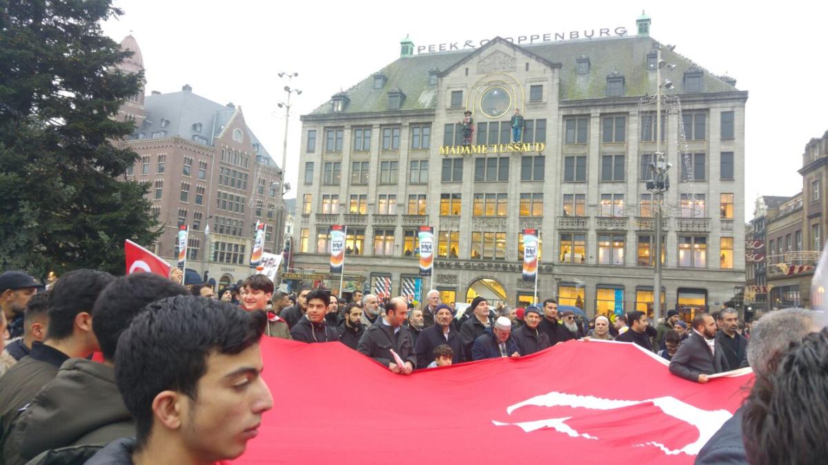 Avrupalı Türklerden Amsterdam'da Halep protestosu