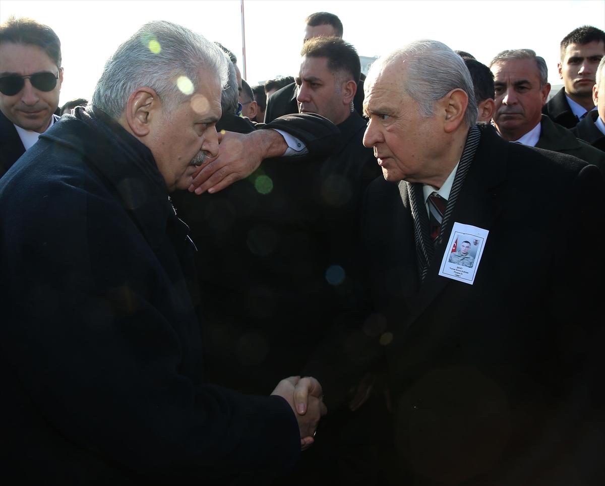 Liderler şehit cenazesinde bir araya geldi