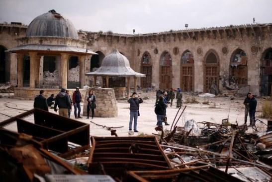 Halep'te harabelerin önünde selfie çektiler