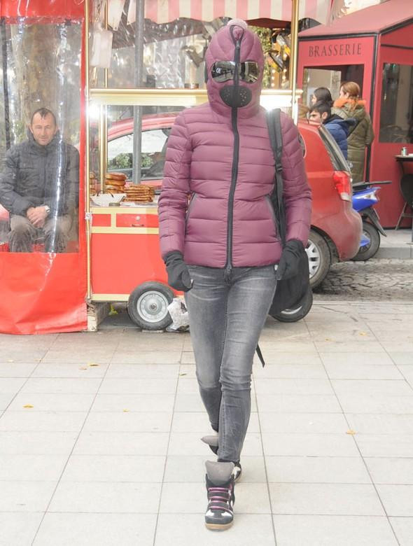 Hande Ataizi maskeli montla sokakta