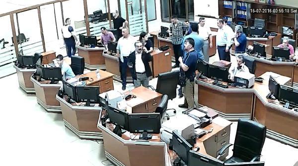 Vali Coş'un Emniyet ekiplerini mobeselerden yönettiği an