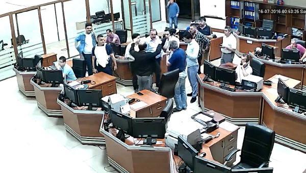 Vali Coş'un Emniyet ekiplerini mobeselerden yönettiği an