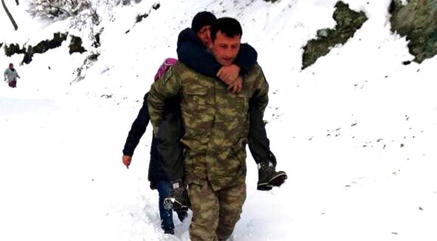 Osmaniye'de Mehmetçik vatandaşı sırtında taşıdı