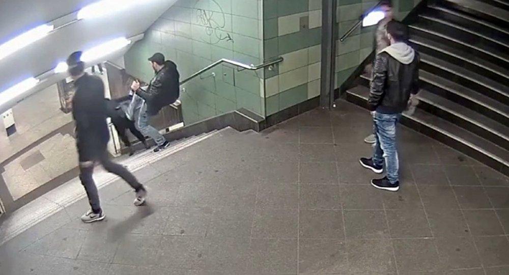 Hollanda'da kadına tekmeli saldırı