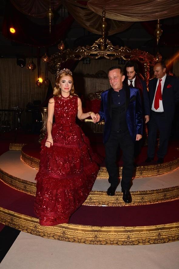 Ali Ağaoğlu'ndan kızına düğün hediyesi