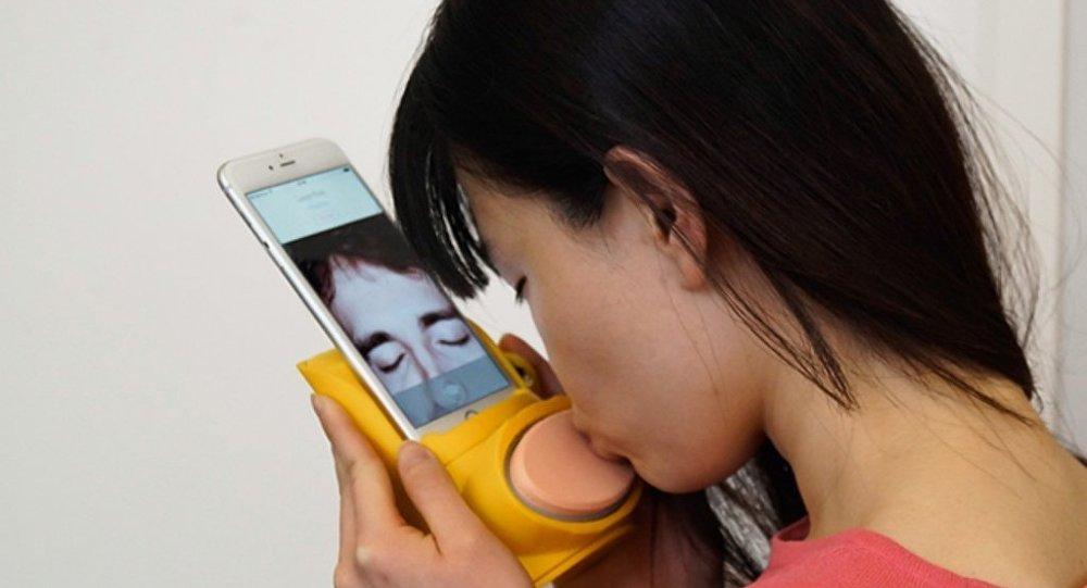 Sanal öpüşme cihazı yapay dudak Kissenger