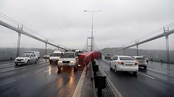 FSM Köprüsü'nde römork devrildi