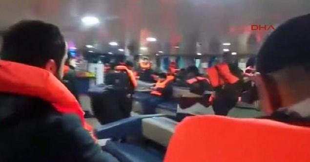 Seyir halindeki feribotun ön kapağı denize düştü