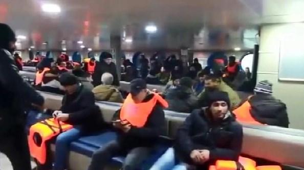 Seyir halindeki feribotun ön kapağı denize düştü