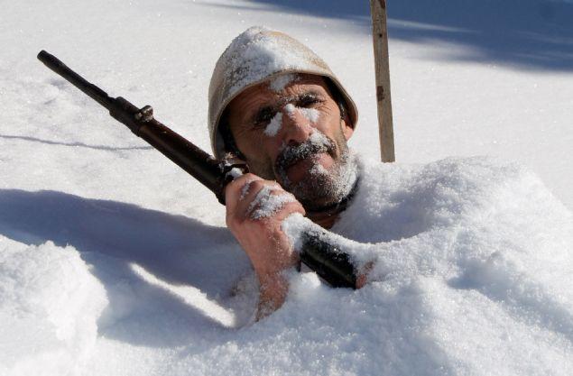 Şehitler için karda yarı çıplak nöbet