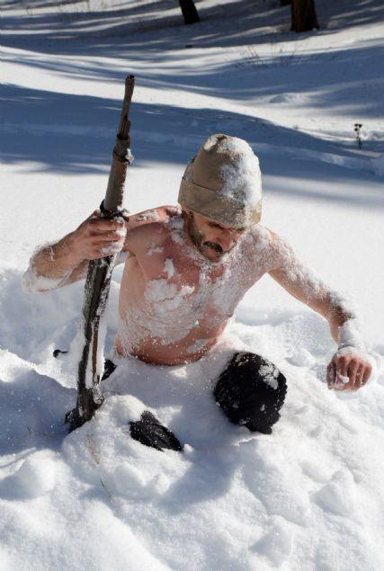 Şehitler için karda yarı çıplak nöbet