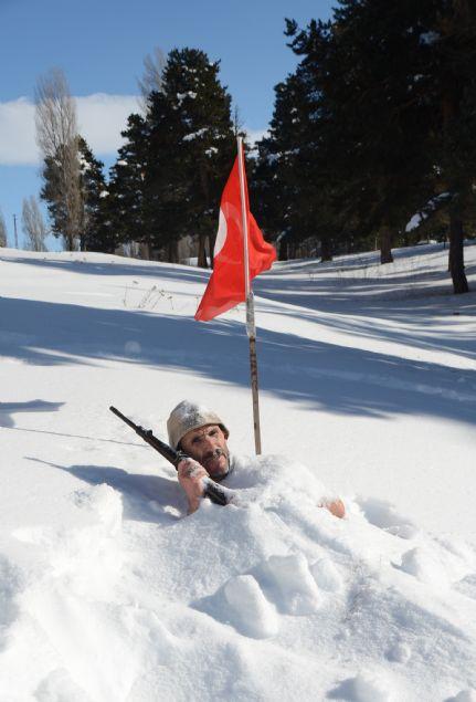 Şehitler için karda yarı çıplak nöbet