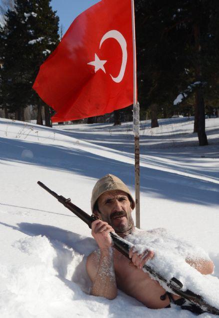 Şehitler için karda yarı çıplak nöbet