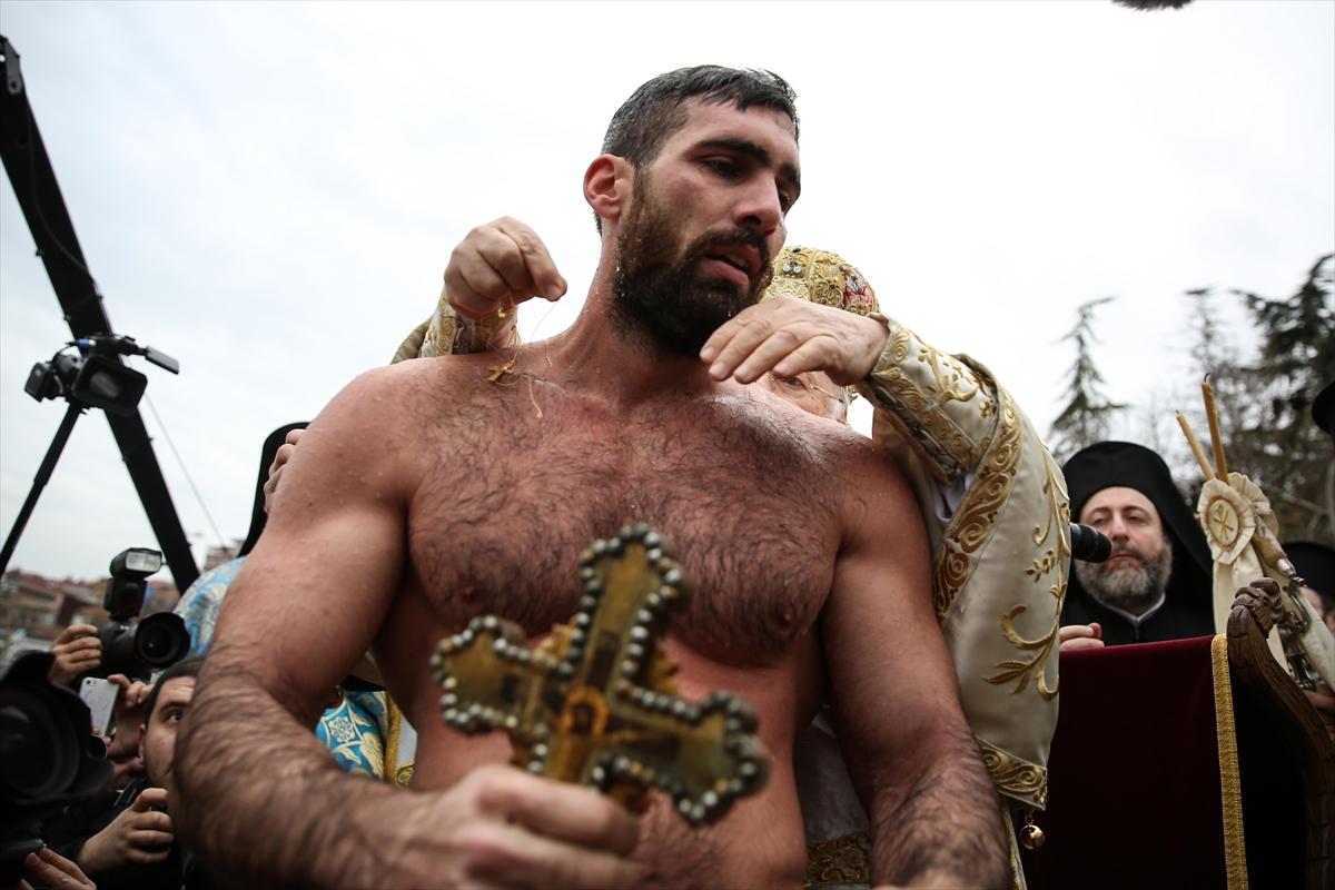 Fener Rum Patrikhanesi haç çıkarma töreni düzenledi