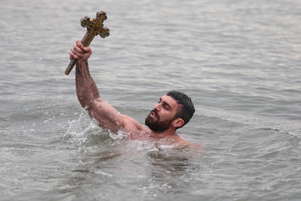 Fener Rum Patrikhanesi haç çıkarma töreni düzenledi