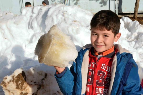 Fethiye'de minik öğrencilerin kar keyfi