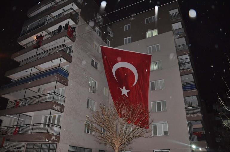 Şehidin çocukları: Babamız evde yok kapıyı açamayız