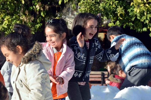 Fethiye'de minik öğrencilerin kar keyfi