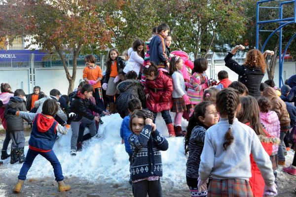 Fethiye'de minik öğrencilerin kar keyfi