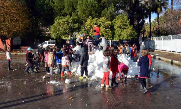 Fethiye'de minik öğrencilerin kar keyfi