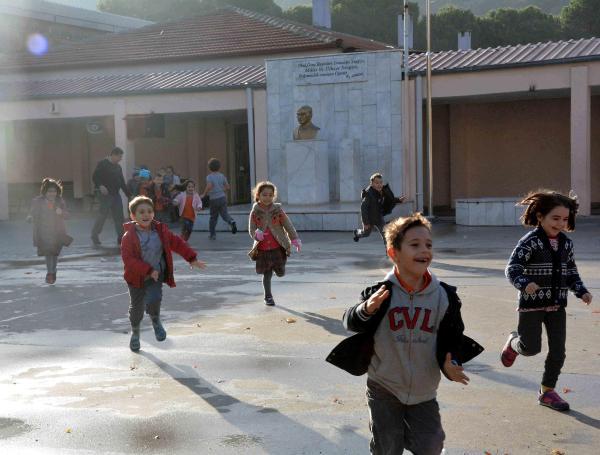 Fethiye'de minik öğrencilerin kar keyfi