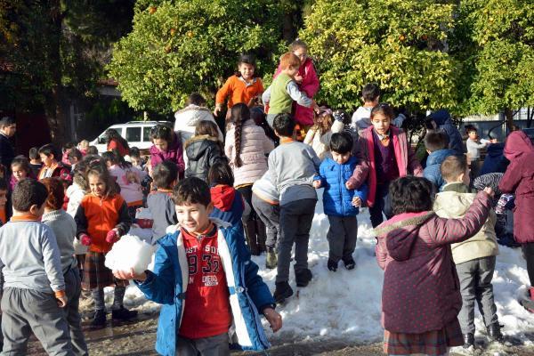 Fethiye'de minik öğrencilerin kar keyfi
