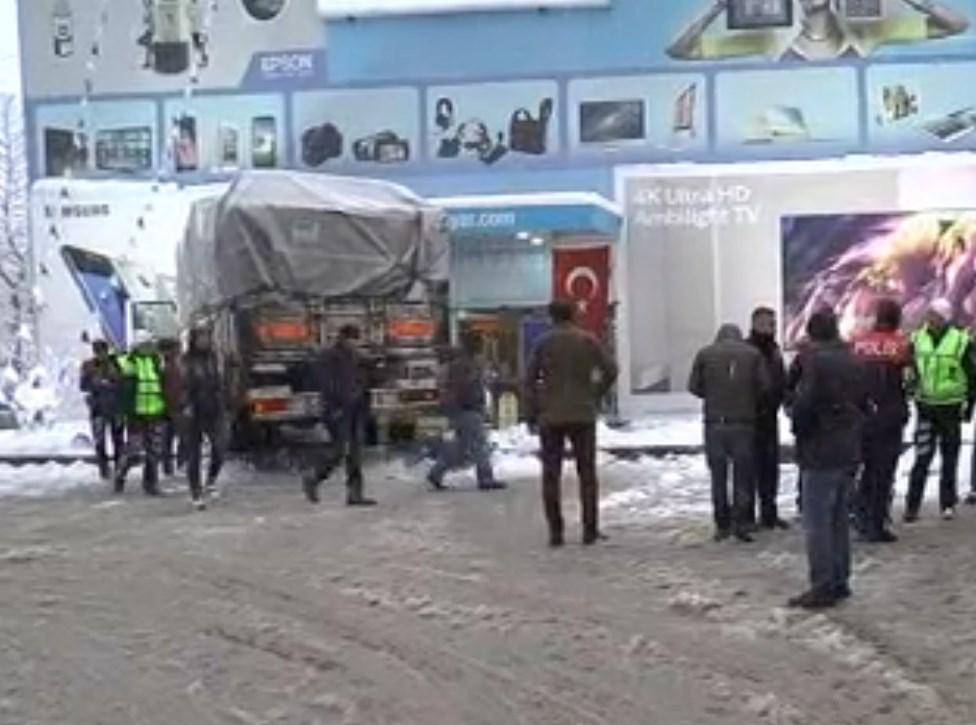 Telefon dükkanına kamyonla daldı