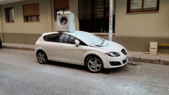 Park edilmesine kızdığı aracın üzerine çamaşır makinesi attı