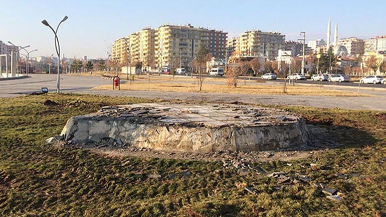 Diyarbakır'da kayyum Roboski anıtını yıktı