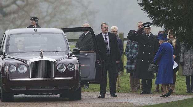 Kraliçe Elizabeth kamuoyu önüne çıktı