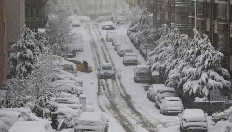 İstanbul'da kar yağışı etkisini sürdürüyor