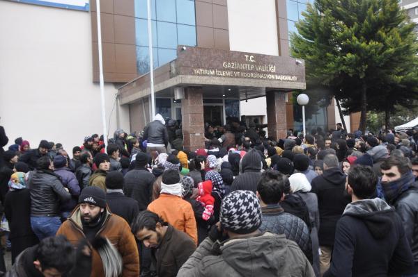 Suriyelilerin geçici ikamet izdihamı