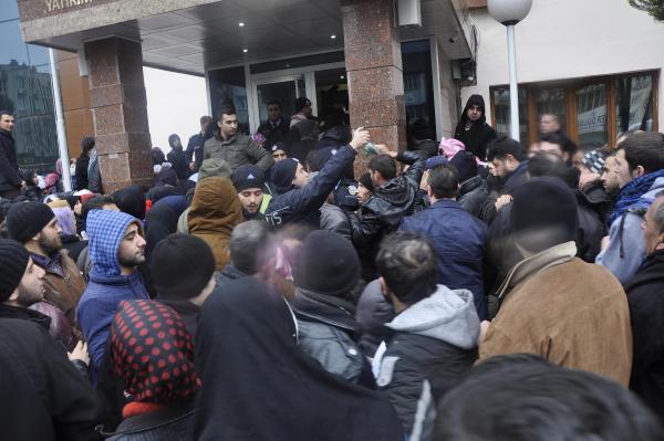 Suriyelilerin geçici ikamet izdihamı