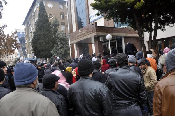 Suriyelilerin geçici ikamet izdihamı