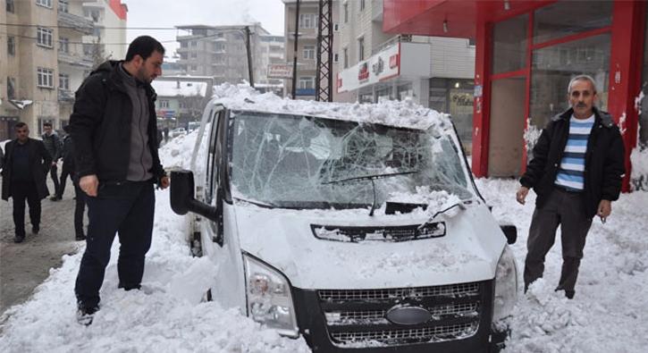 Çatıdan düşen kar otomobili kullanılamaz hale getirdi
