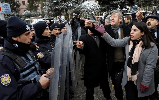 Meclis önünde arbede